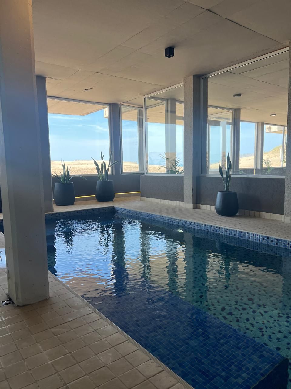 Piscina climatizada cubierta con vista al mar