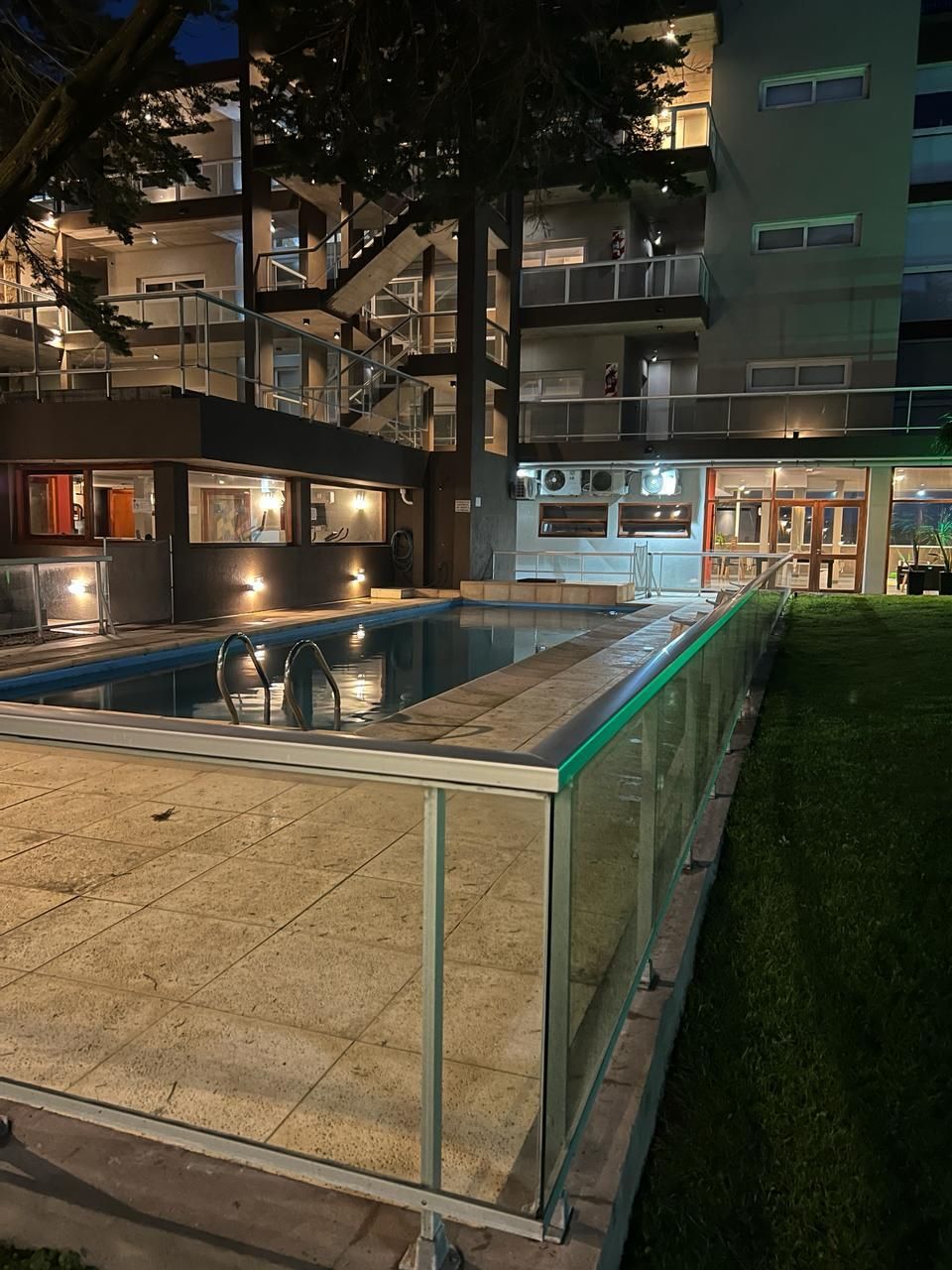 Piscina descubierta del complejo al atardecer