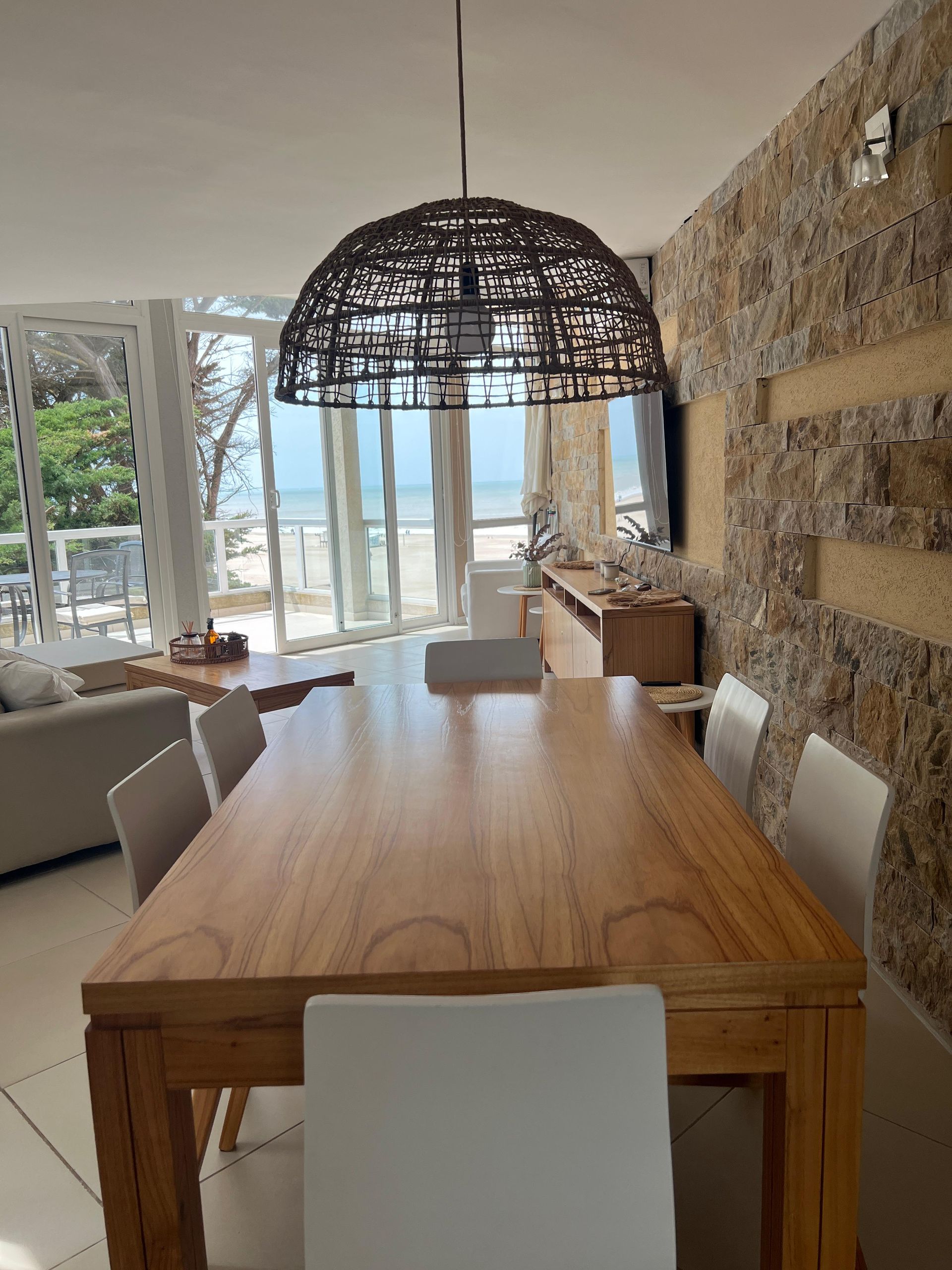 Comedor con vista al mar del Departamento UF24